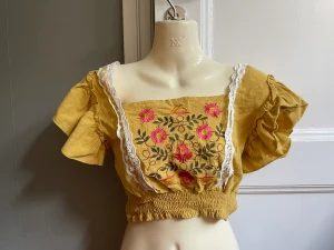 Crop top flower power - 70s crop top med blommönster! Superfin! Fin croptop! Står ingen storlek men passar mig bra som är storlek S. Passar även min kompis som är M då den är stretchig