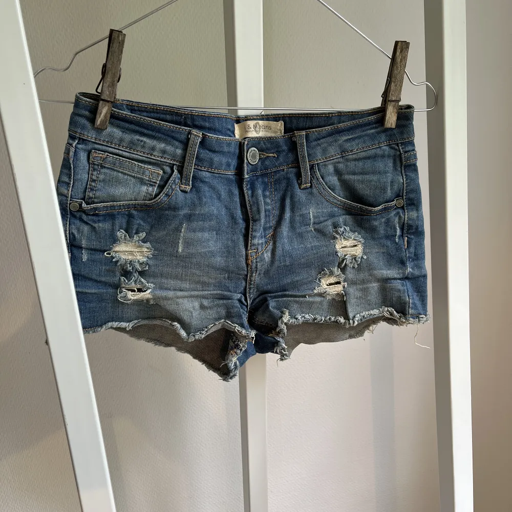 Säljer ett par jeansshorts från I&M jeans i storlek S, använda men i fint skick💕. Shorts.