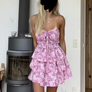 Klänning - LÅNADE BILDER!! Säljer denna fina klänningen i nyskick, aldrig använt då den är för kort för min smak💕💕