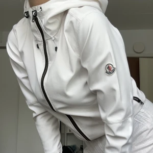Moncler Zip - Strl S Knappt använd  Begränsad upplaga Billigare vid snabb affär