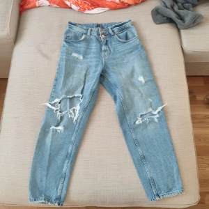 Jeans  - Fint skick, stl 34  Katt finns i hemmet 