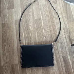 Väska - Säljer min väska för jah aldrig använde den då jag har en annan jag gillar, från Na-Kd tror inte den säljs längre så vet ej ny pris, den är som ny och den har aldrig används mer än testad 