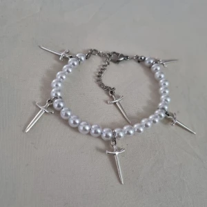 Pärlarmband - Helt i rostfritt stål förutom pärlor, nitar och charms. Mitt mål är att mina halsband ska hålla i flera år så jag satsar på att göra allt i rostfritt/kirurgiskt stål. 