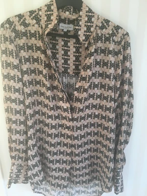 Blus XS  - 90%silke  10% elastane Mycket elegant blus. Plagget är i topp skick och går till alla typer av byxor! 