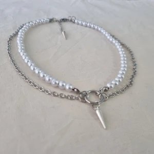 Pärlhalsband med nitar och kedja - Helt i rostfritt stål förutom pärlor och nitar! Nitar är i zink så kommer inte tappa färg. Mitt mål är att mina halsband ska hålla i flera år så jag satsar på att göra allt i rostfritt/kirurgiskt stål. 