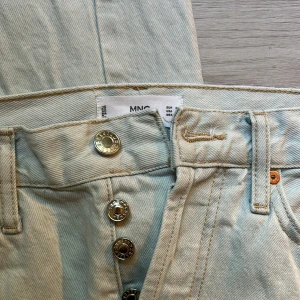 jeans - Säljs pågrund av att dom är för små tyvärr. Färgen framgår inte riktigt men dom är väldigt ljusblå k verkligheten. Använt 1 gång.⭐️