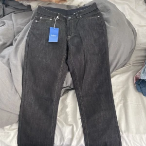 Filippa K jeans - Jeans från Filippa K. Fick hem dom idag från Sellpy men tyvärr va dom för små för mig. Dom ör i storlek 27 i midjan och 34 i längden. 