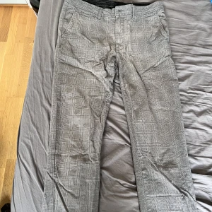 Mönstrade chinobyxor - Använda en del, inga synliga skador bortsett från att knappen saknas, men det kommer till en extraknapp som kan sys på! Waist: 32. Leg: 34