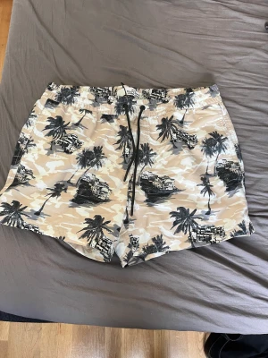 Badbyxor (M, herr) - Helt oanvända badbyxor i storlek M. Ordinariepris var 499kr, säljs för 350😍 pris går att förhandla, köparen står för frakt!!