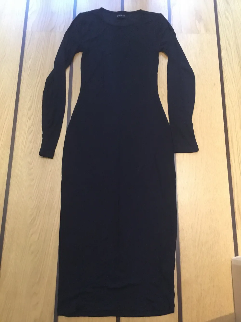 Svart ribbad klänning från EVEN&ODD i storlek XS. Axelbredd: 32 cm, längd: 112 cm. 95% viskos, 5% elastane.. Klänningar.