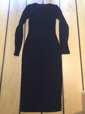 Svart ribbad klänning från EVEN&ODD i storlek XS. Axelbredd: 32 cm, längd: 112 cm. 95% viskos, 5% elastane.