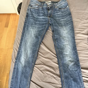 Jeans - Jeans i storlekarna waist: 30 leg: 34. Knappt använda och i jättebra skick. Pris går att förhandla, köparen står för frakt.