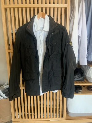 Stone Island Jacka - Säljer nu denna perfekta vårjacka!   Är i modellen microreps och är perfekt för den mer klassiska stilen.  Är i gott användt skick, utan några skador.  Köpt i Stone Island butiken i Stockholm, kvitto och påse medföljer. Nypris 4600kr.