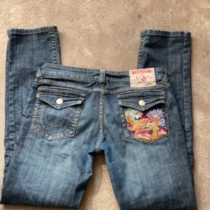 trueys  - svin snygga trueys med en drake på fickan byxorna passar mig är 163 sitter varken tajt eller löst 