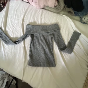 Tröja - Sååå fin tröja den är varm och du kan ha den på vintern istället för en stock tjock collegetröja men du skulle kunna ha den på sommaren och vilken är bra