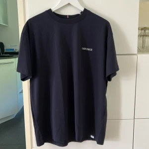 T-shirt - Helt ny T-shirt ifrån märket Les Deux. Säljes fler halva priset. 