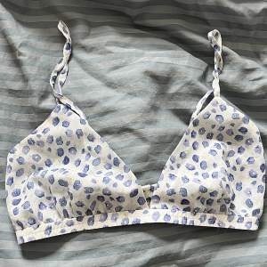 SÅ FIN bralette i skönt tyg från na-kd i strl XS! Aldrig använd så precis som ny! Perfekt under en vit mesh eller Kashmir topp!💕 använd gärna köp nu🤍