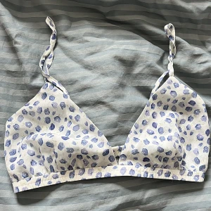 Bralette na-kd - SÅ FIN bralette i skönt tyg från na-kd i strl XS! Aldrig använd så precis som ny! Perfekt under en vit mesh eller Kashmir topp!💕 använd gärna köp nu🤍