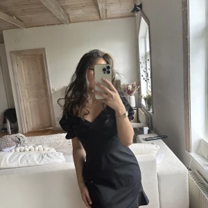 Nelly klänning  - Klänning från Nelly Trend. Använd vid ett tillfälle. Väldigt fin skick. Inget att anmärka på. Storlek 34