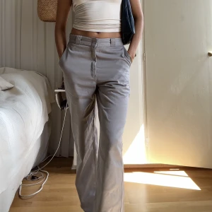 Dickies - Grå dickies. Passar mig som vanligtvis har strl 36 Kan ev vid snabb och smidig affär säljas utanför budgivningen. 