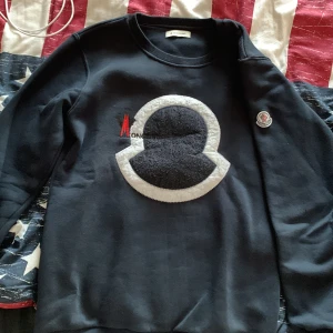 Moncler - Moncler tröja som kostar 8500kr ny jag inte använder den längre men väldigt bra skick den är riktig också