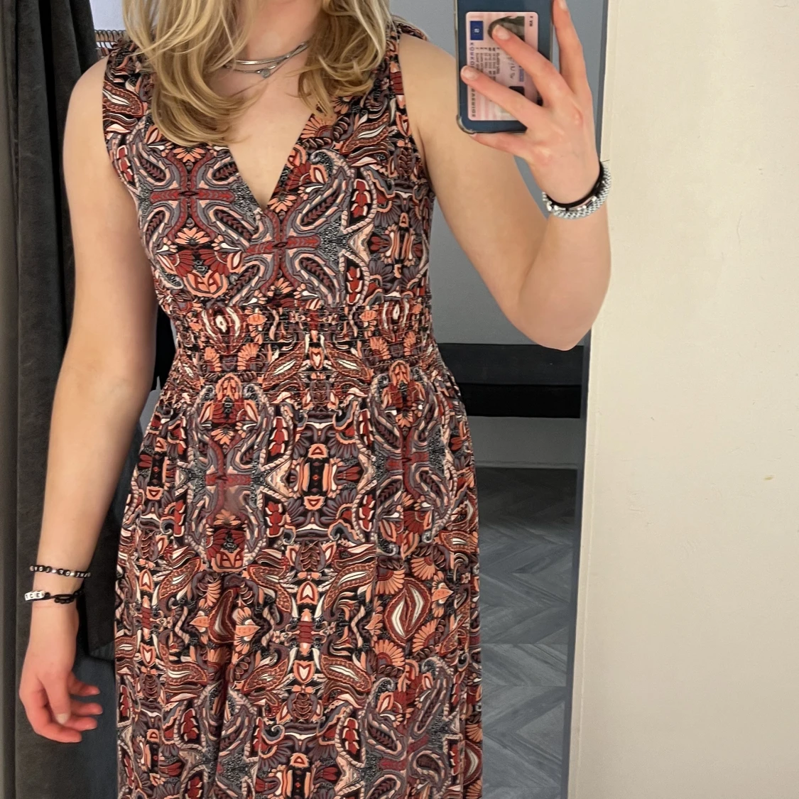 Lång mönstrad klänning  - 90