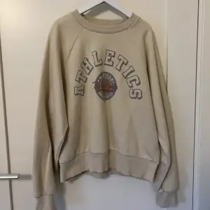 Säljer denna tjock tröja som inte längre kommer till användning☺️(säljer flera liknande tröjor)