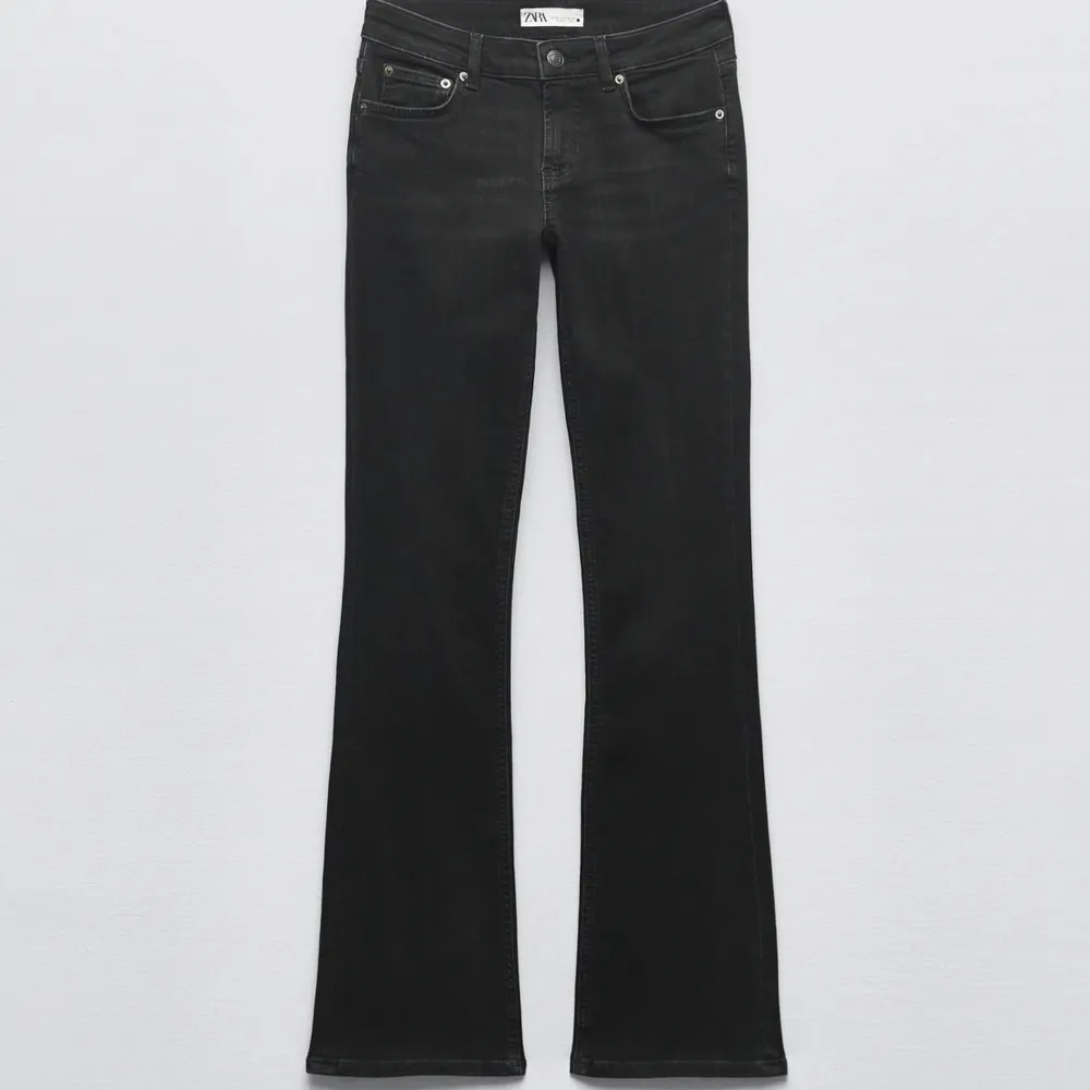 Slutsålda lågmidjade bootcut jeans från Zara🫶🏻 . Jeans & Byxor.