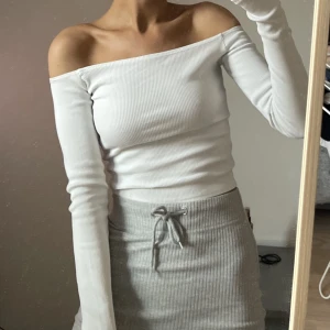 Vit Offshoulder topp - Vit offshoulder topp från a-dsgn i storlek s-m