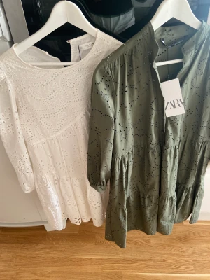 Två snygga klänningar  - As snygga klänningar från zara!  Båda för 800kr( som par) går att köpa 1 för sig även! 500kr st! Pris går att diskutera!😻 båda klänningarna kostar original pris 1000 tsm. Skriv för fler bilder och pris! Gröna är köpt i usa finns ej i Sverige, vit 164-xs