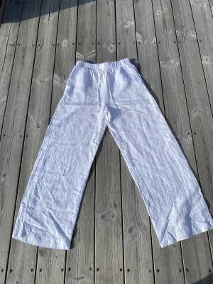 Vita linnebyxor - Ett par vita linnebyxor i storlek XS. Jag säljer dessa då de är för stora och lite för långa. Pris kan diskuteras. Perfekta till sommaren🤍