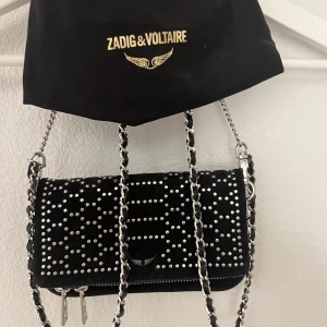 ZADIG väska🩶⭐️ - Zadig väska använd ca 5 ggr. Säljer för att jag inte längre använder den, inköpt i en Zadigbutik utomlands för 270€ (3172 kr)!