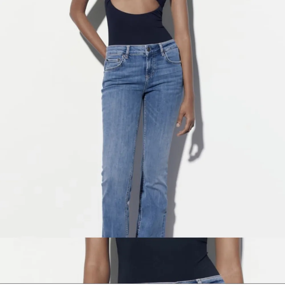 Säljer mina lågmidjade zara jeans för vill ha en storlek mindre, kan tänka mig att byta till en 32 i den ljusare blå  färgen, annars säljer jag helst ❤️. Jeans & Byxor.
