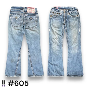 True Religion 605 - True religion Joey Super T, 💜midja rakt över, 38cm💜innerben, 77cm💜ytterben, 100cm💜benöppning, 23cm💜modell 180 💜 rip på låret 