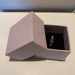 Edblad örhänge  - Säljer ett (1) Edblad örhänge, sparsamt andvänt. Skriv för mer information.