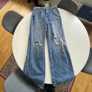 Jeans från Ginatricot, tror det är modellen ”Idun wide jeans” men hittar dom inte när jag söker på artikelnumret. Använda men bra skick!