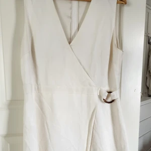 Vit linne kortärmad klänning - Vit linne kortärmad klänning med ring detail