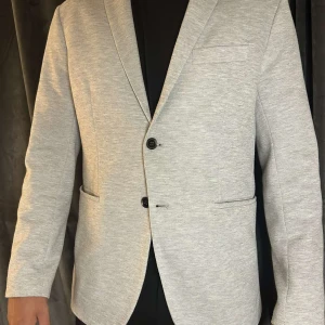 Kavaj - En grå kavaj i storlek XL