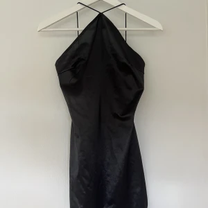 Festklänning  - Festklänning från Nelly. Glansig och lite skimrande material. Använts en gång. Storlek M. Pris 50kr