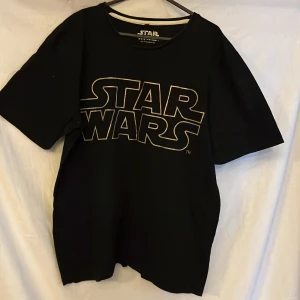 T-shirt Star Wars L svart - Star Wars T-shirt svart skick bra 