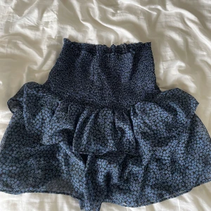 Blommig kjol - En superfin blommig kjol som är perfekt nu till sommarn!   Buda i kommentera!