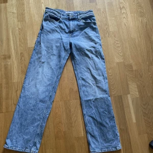 Calvin Klein Jeans - Ett par sköna och baggy Calvin Klein jeans. Använda få gånger på grund av att de vart för små. Köpta på Kidsbrandstore.se så det är i en barnstorlek. 16 yo men passar för 12-15 beroende på hur lång du är. Jag är 175 och de är för små för mig. 