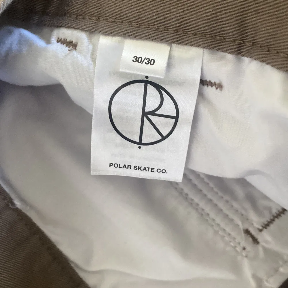 Hej säljer ett par polar cargo pants khaki i storlek 30/30, byxorna är i nyskick och knappt använda. Nypris 1249kr. Jeans & Byxor.
