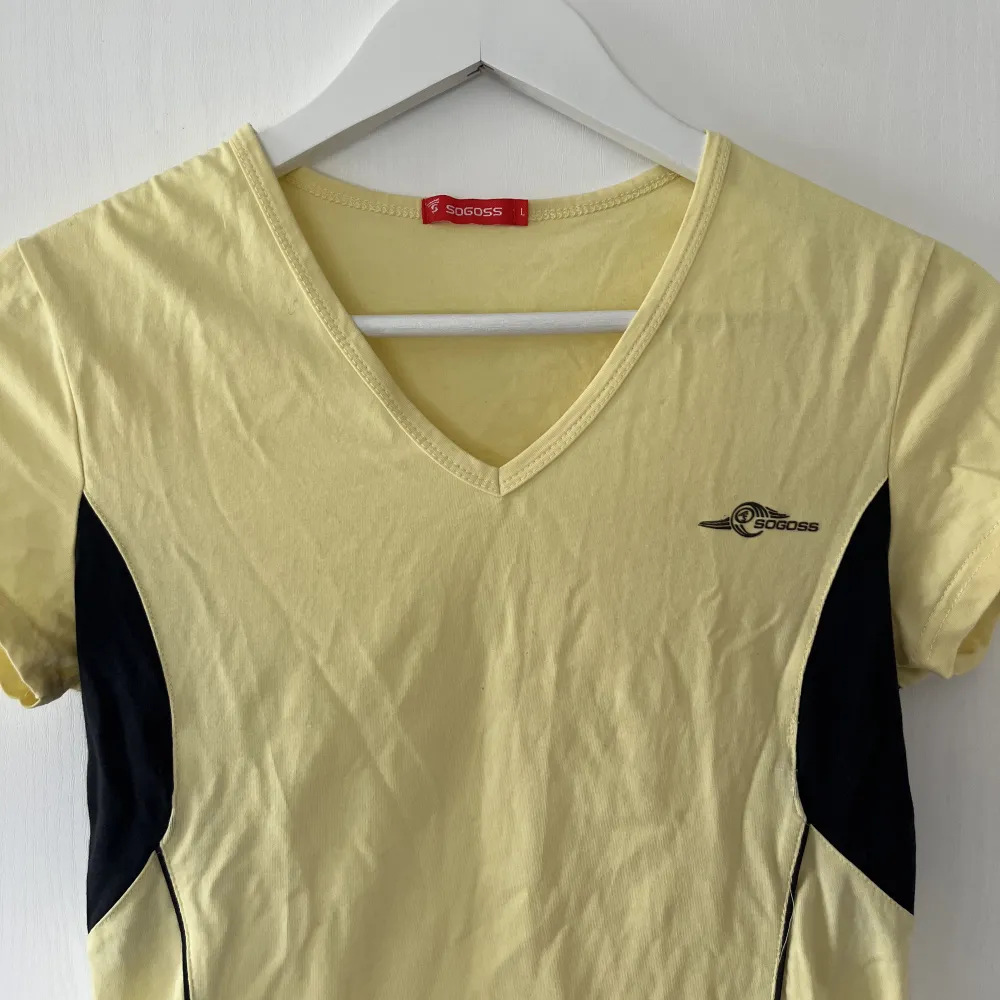 ljus gul tshirt med mörkblåa detaljer!. T-shirts.