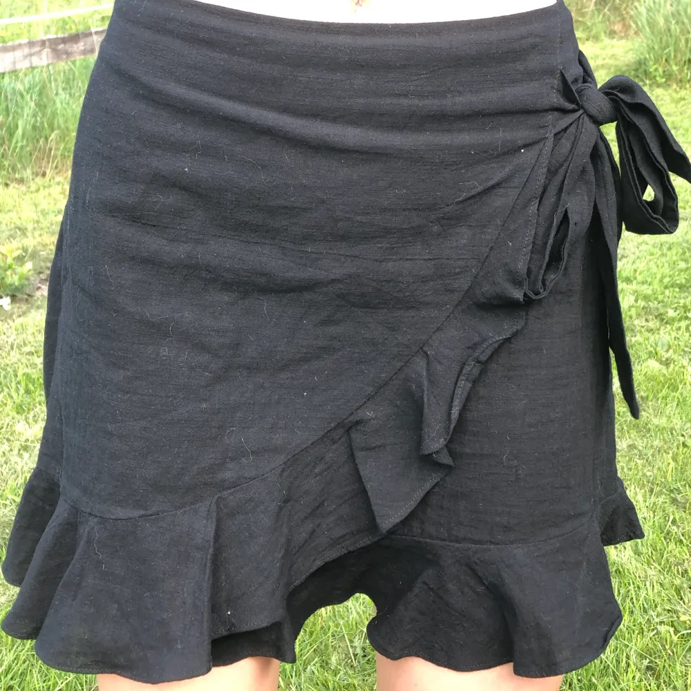 Snygg omlott volang kjol ifrån Shein, insydd där bak men det går lätt att sprätta upp. I linne material, Stl M. Kjolar.