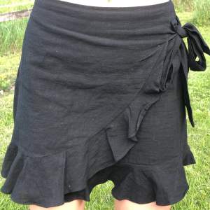 Snygg omlott volang kjol ifrån Shein, insydd där bak men det går lätt att sprätta upp. I linne material, Stl M