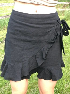 Volang kjol - Snygg omlott volang kjol ifrån Shein, insydd där bak men det går lätt att sprätta upp. I linne material, Stl M