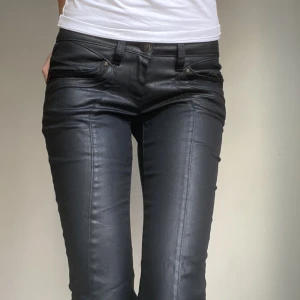 Lågmidjade Replay - Det är ett par jeans/läder byxor från replay (W27 L36). Bra skick. Jag är 175cm och dessa byxor är väldigt långa även för mig. Skriv om ni är intresserade eller har några frågor!