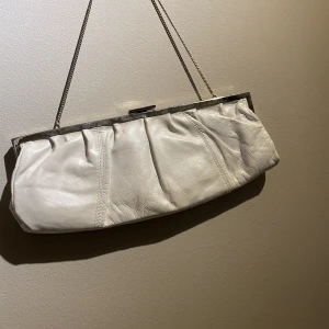 Fin väska  - Väska köpt på secondhand  Helt och är lite svår och stänga 