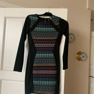 Klänning med detaljer  - Fin tajt klänning med dragkedja bak 